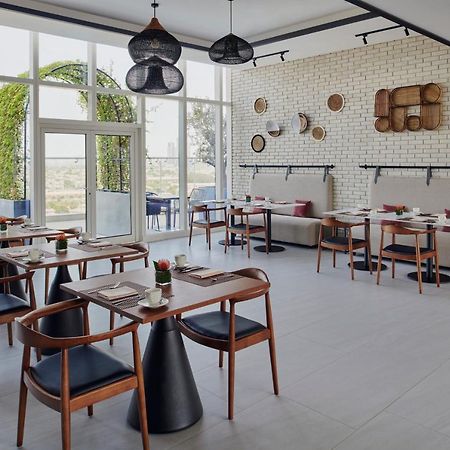 Movenpick Jumeirah Village Triangle Dubai Exteriör bild Restaurant