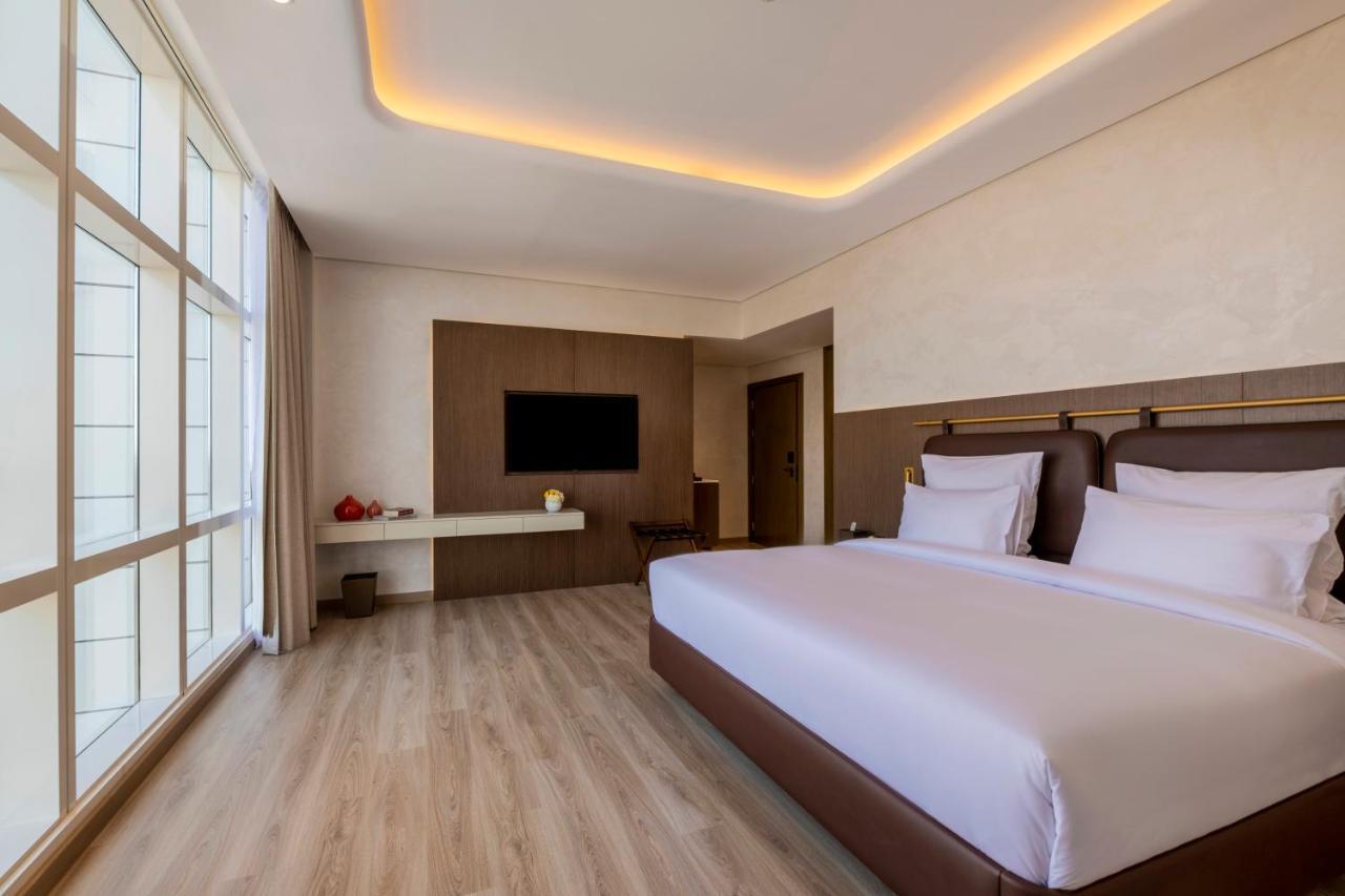 Movenpick Jumeirah Village Triangle Dubai Exteriör bild