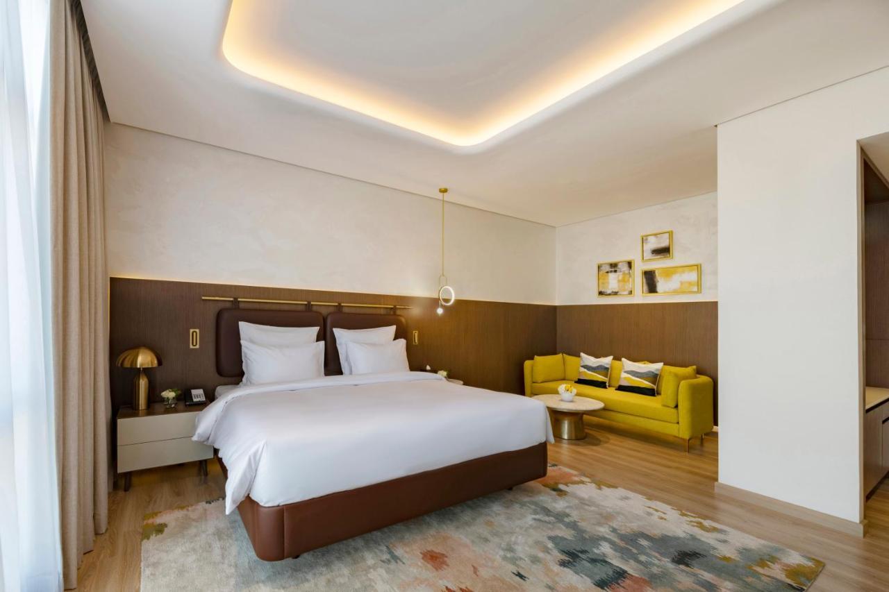 Movenpick Jumeirah Village Triangle Dubai Exteriör bild A bedroom at the hotel