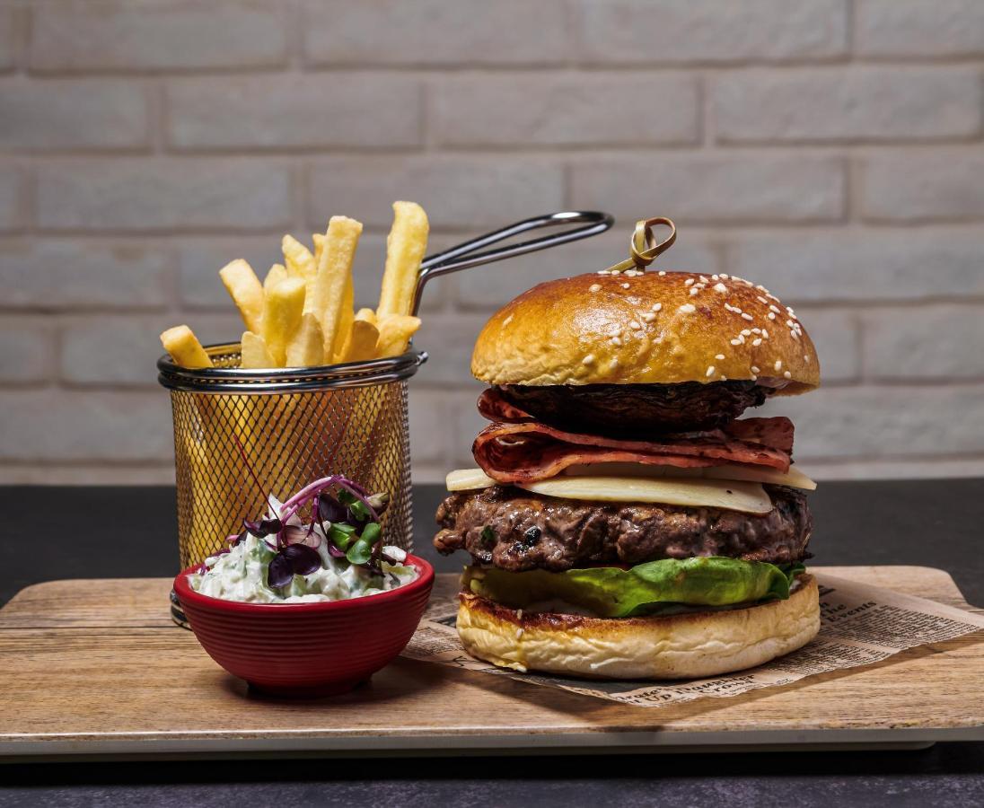 Movenpick Jumeirah Village Triangle Dubai Exteriör bild A hamburger with chips