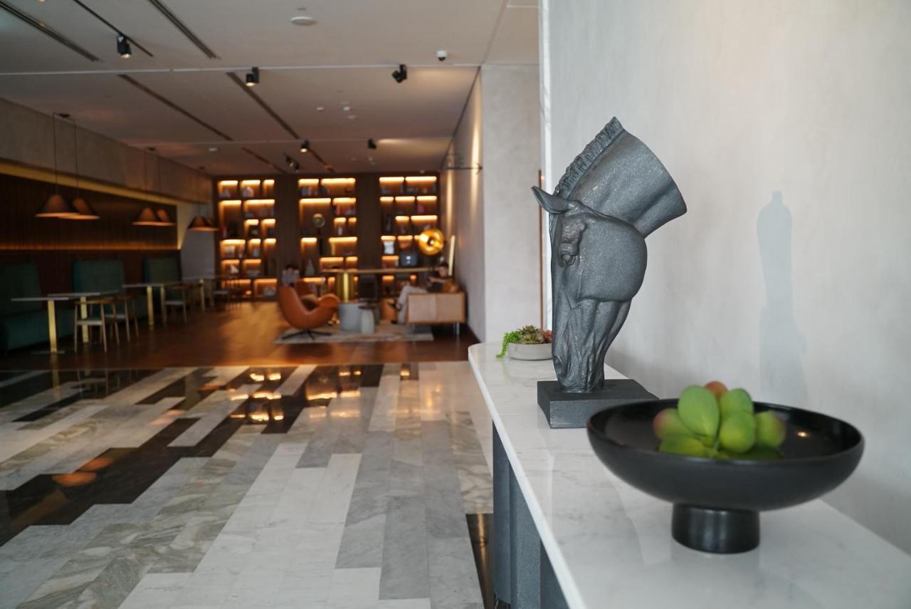 Movenpick Jumeirah Village Triangle Dubai Exteriör bild The interior of the lounge