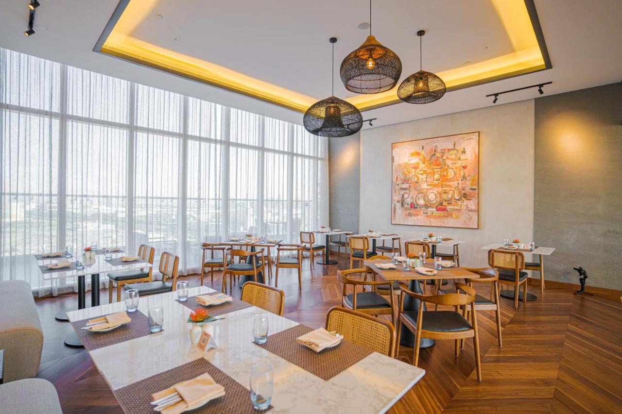 Movenpick Jumeirah Village Triangle Dubai Exteriör bild The restaurant