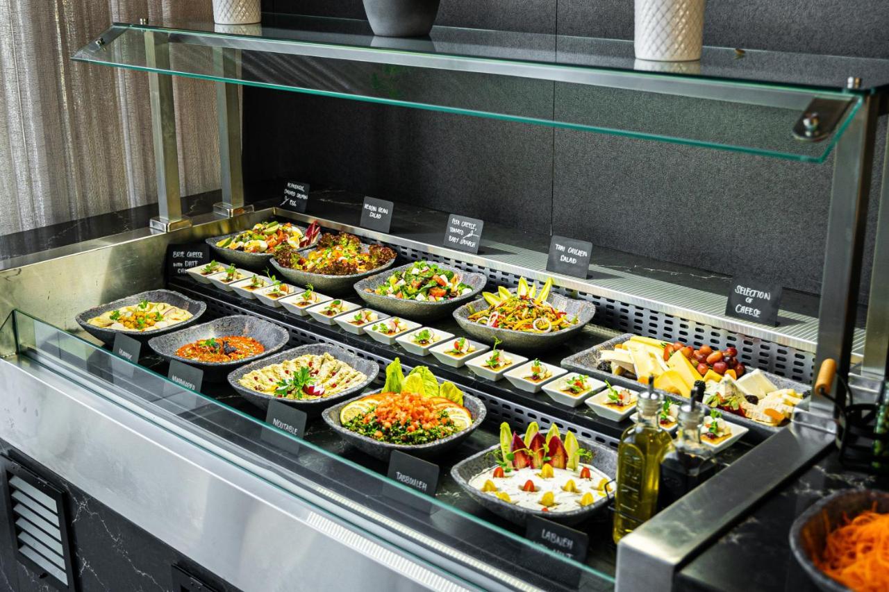 Movenpick Jumeirah Village Triangle Dubai Exteriör bild A salad bar