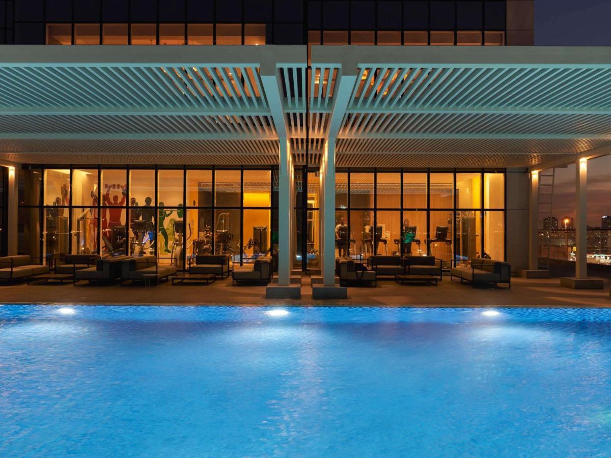 Movenpick Jumeirah Village Triangle Dubai Exteriör bild The swimming pool at the hotel