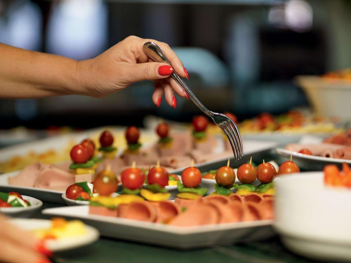 Movenpick Jumeirah Village Triangle Dubai Exteriör bild A buffet