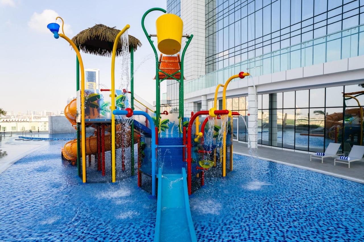 Movenpick Jumeirah Village Triangle Dubai Exteriör bild A water park in Dubai