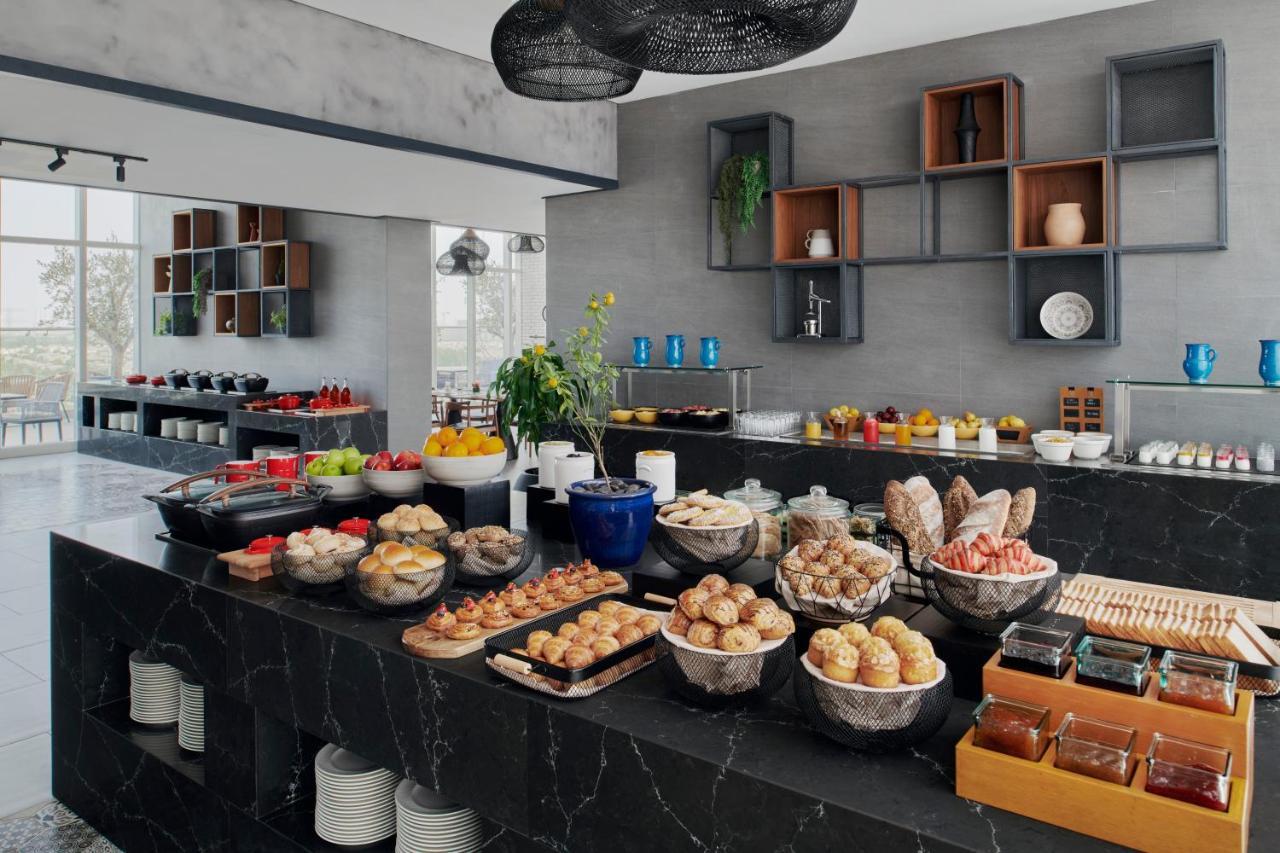 Movenpick Jumeirah Village Triangle Dubai Exteriör bild A buffet at a hotel
